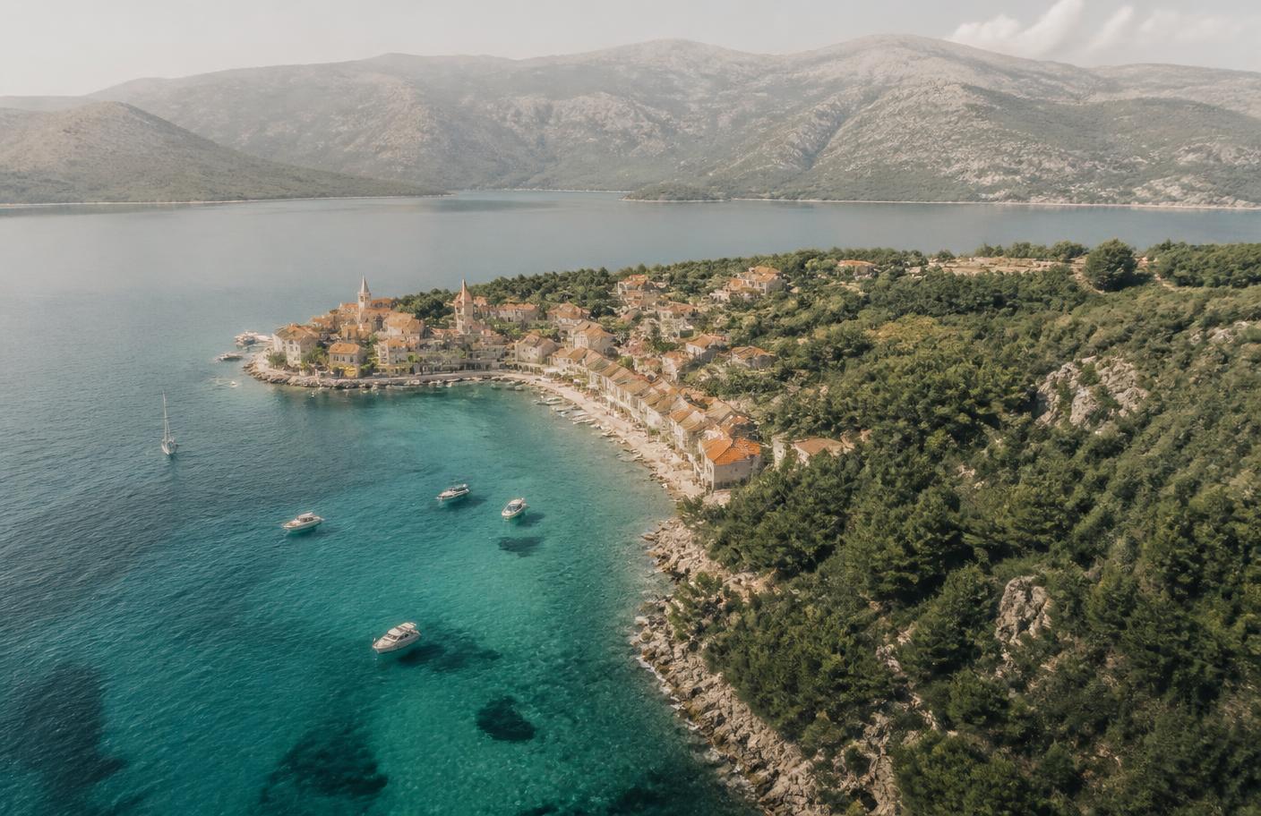 Pueblo costero de Dalmacia sobre agua turquesa